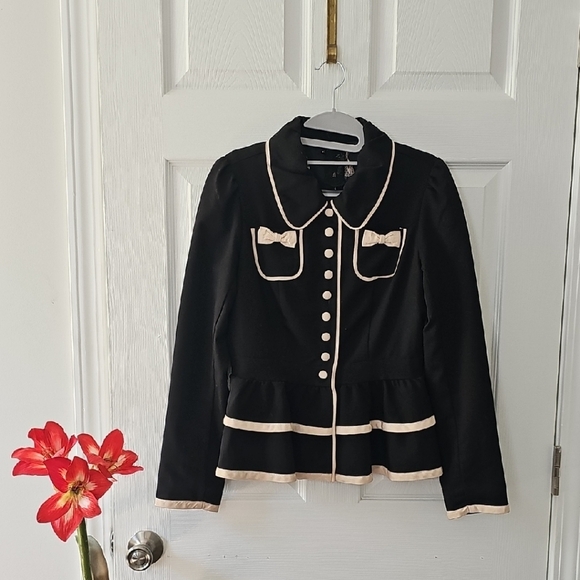Chic Black Blazer with Cream Trim - Picture 1 of 6